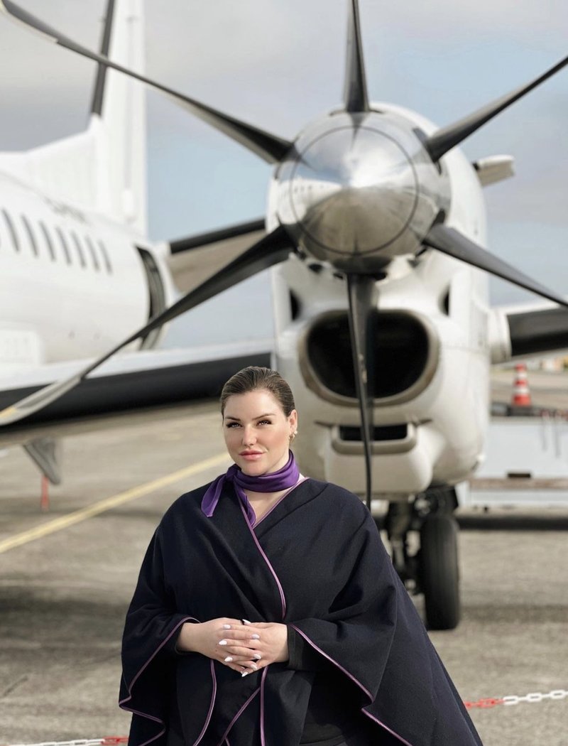 Elin Ronnydottir utanför ett flygplan Elin Ronnydottir utanför ett flygplan